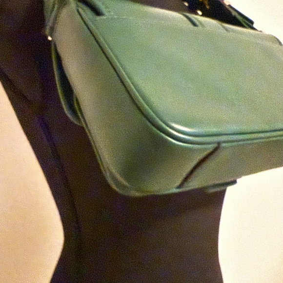 Michael Kors Colby Medium Shoulder Bag in Bosco (Green) - Picture 6 of 11